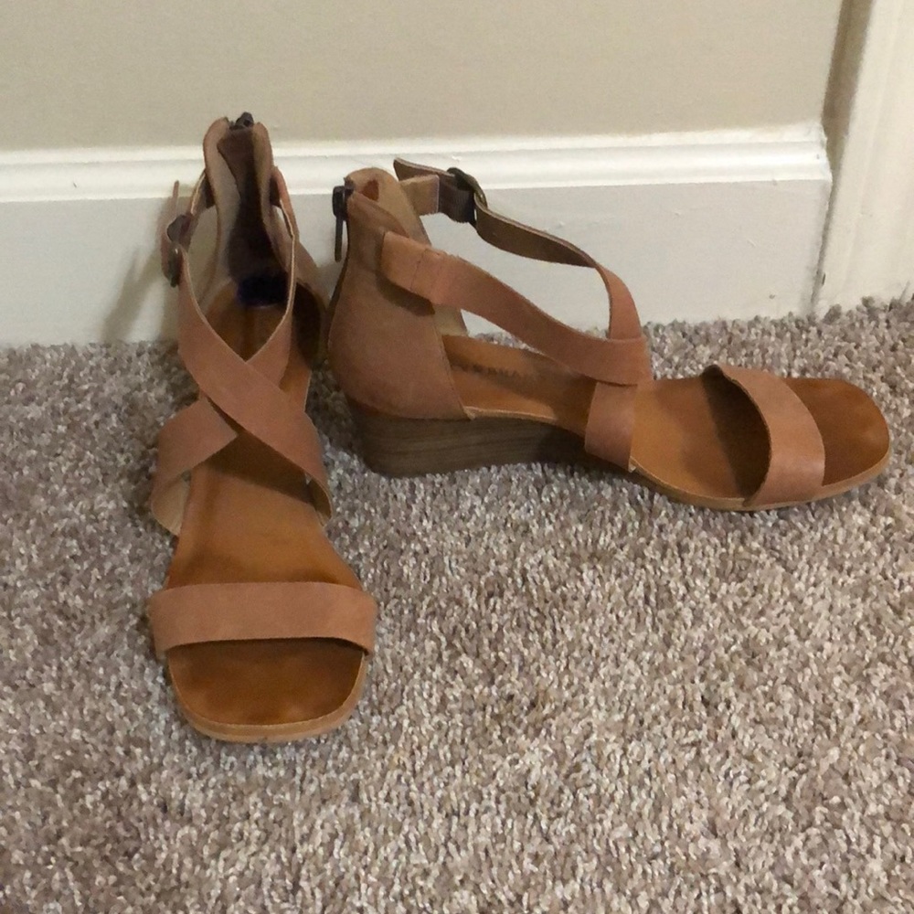 Lucky band low wedge